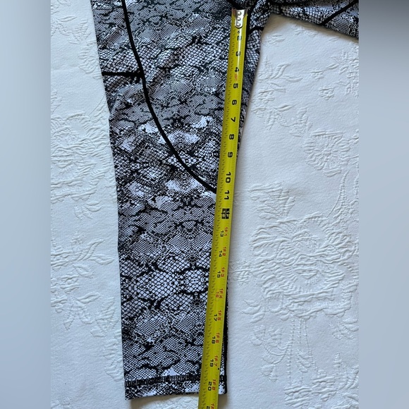 NEW Zyia Active Cobra Metallic Cropped Light N Tight Leggings Size 8-10 - Picture 5 of 8